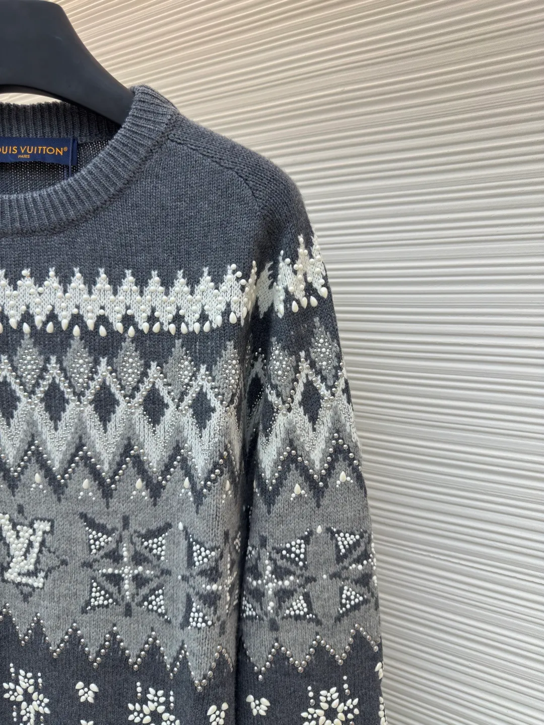 LOUIS VUITTON diamond-filled snowflake sweater ●Authentic product: 27500 purchased and developed ●Item number: 1680456-D60 ●Fabric: wool fabric ●Technology: knitted production ●Version: fitted version ●Weight: about 775 grams ●Size: The overall particles of the imported beads are uniform in color and full of brightness. The number and size of the beads are at the limit, and they are particularly easy to position. The beads are placed manually, from large to small, and the cannon beads are manually placed each time. A piece of clothing needs to be manually placed in dozens of positions, which is super time-consuming. The labor cost alone is equivalent to the cost of an ordinary sweater. The process is extremely complex and cumbersome. The high-temperature operation of a pneumatic heat press machine positions the beads in an array and combination. The overall wiring is straight and delicate, the fabric is comfortable and soft, and the color is consistent without color difference. It can be matched with the same style to create a fashionable look and control various occasions. Customized accessories, complete with three standards, same style for men and women!